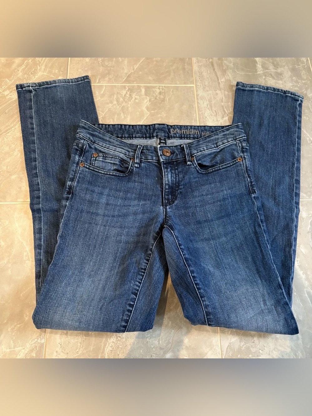 Gap Women’s Premium Straight Fit Jeans Sz 25 Mid Rise Medium Wash Denim Classic - Picture 3 of 10